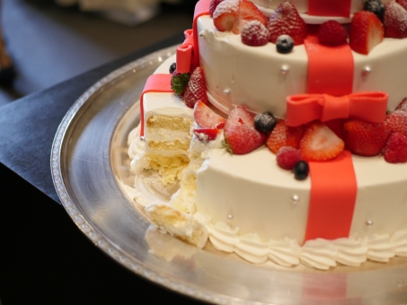 ウェディングケーキ、まだ切り分けて配る?最近流行りの○○○ケーキで費用を抑えるコツ